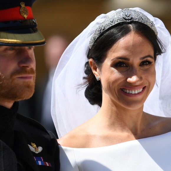 Le prince Harry, duc de Sussex, et Meghan Markle, duchesse de Sussex, en calèche à la sortie du château de Windsor après leur mariage le 19 mai 2018.