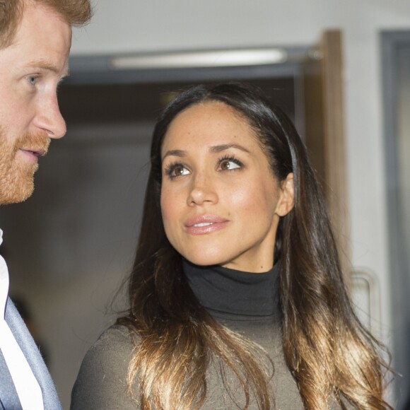 Le prince Harry et sa fiancée Meghan Markle visitent l'académie de Nottingham à l'occasion de la journée mondiale de la lutte contre le Sida à Nottingham lors de leur première visite officielle depuis leurs Fiançailles à Nottingham le 1er decembre 2017.