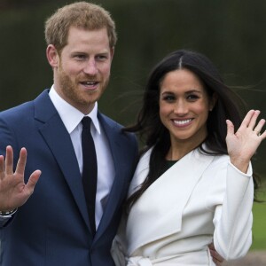 Le Prince Harry et Meghan Markle posent à Kensington palace après l'annonce de leur mariage au printemps 2018 à Londres le 27 novembre 2017.