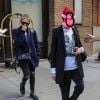 Cara Delevingne s'est cachée le visage par un singe en peluche rose à New York, elle est accompagnée de son amie Ashley Benson, le 19 octobre 2018.
