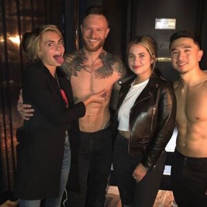 Cara Delevingne et sa compagne Ashley Benson avec des danseurs du spectacle "Magic Mike Live", octobre 2018.