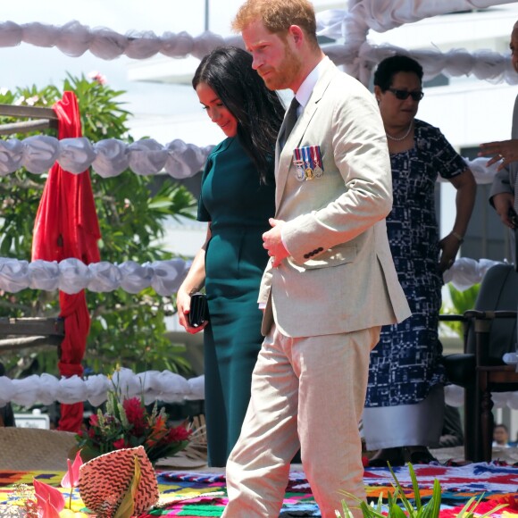 Le prince Harry, duc de Sussex, et Meghan Markle, duchesse de Sussex (enceinte) assistent à une cérémonie traditionnelle fidjienne à la dernière étape de leur voyage officiel aux Fidji, à Nadi, Fidji, le 25 octobre 2018.