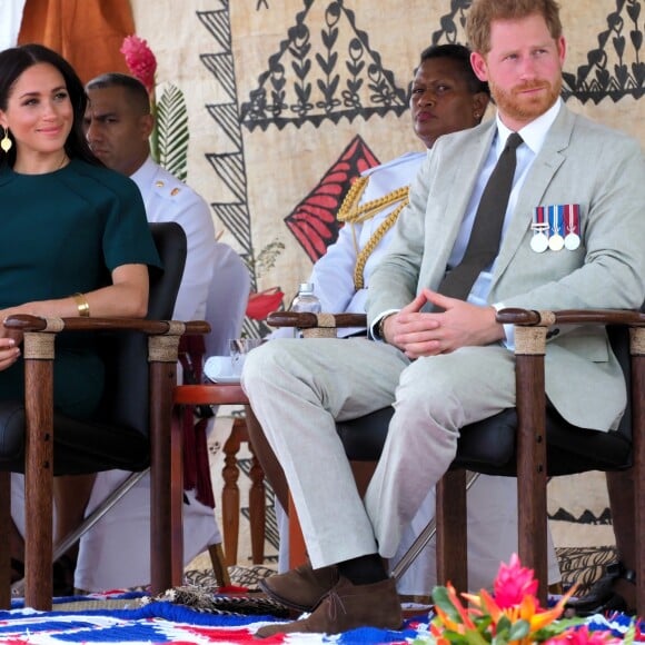 Le prince Harry, duc de Sussex, et Meghan Markle, duchesse de Sussex (enceinte) assistent à une cérémonie traditionnelle fidjienne à la dernière étape de leur voyage officiel aux Fidji, à Nadi, Fidji, le 25 octobre 2018.