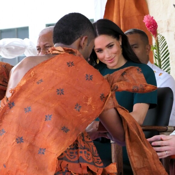 Le prince Harry, duc de Sussex, et Meghan Markle, duchesse de Sussex (enceinte) assistent à une cérémonie traditionnelle fidjienne à la dernière étape de leur voyage officiel aux Fidji, à Nadi, Fidji, le 25 octobre 2018.