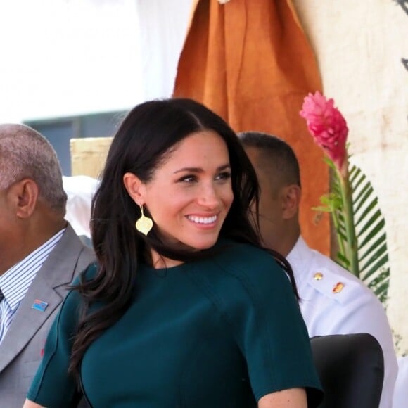 Le prince Harry, duc de Sussex, et Meghan Markle, duchesse de Sussex (enceinte) assistent à une cérémonie traditionnelle fidjienne à la dernière étape de leur voyage officiel aux Fidji, à Nadi, Fidji, le 25 octobre 2018.