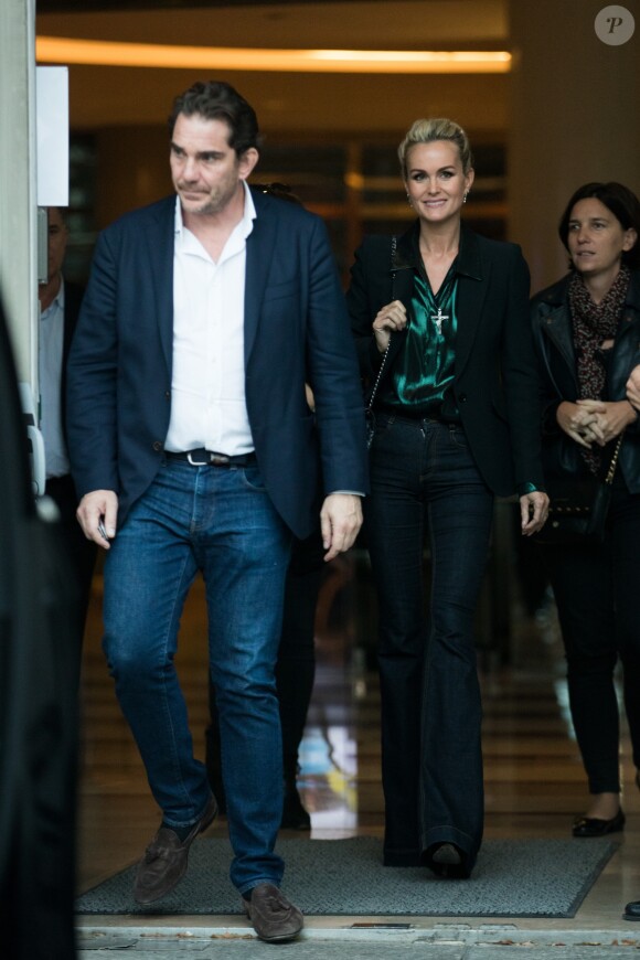 Sébastien Farran et Laeticia Hallyday sorteny des locaux de la chaine TF1 à Boulogne Billancourt le 19 octobre 2018. Elle a enregistré une prestation télévisée qui sera diffusée en exclusivité le soir même pendant le journal de 20h.