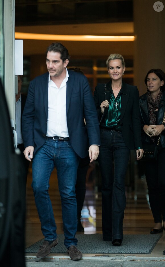 Sébastien Farran et Laeticia Hallyday sorteny des locaux de la chaine TF1 à Boulogne Billancourt le 19 octobre 2018. Elle a enregistré une prestation télévisée qui sera diffusée en exclusivité le soir même pendant le journal de 20h.
