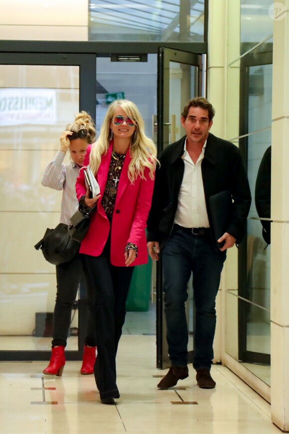 Laeticia Hallyday, avec son agent Laurence Favalelli, sort d'un rendez-vous avec Sébastien Farran à Paris le 16 octobre 2018.