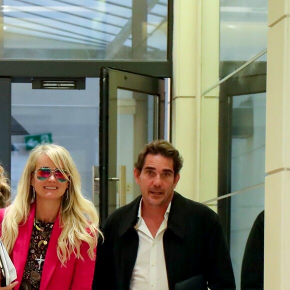 Laeticia Hallyday, avec son agent Laurence Favalelli, sort d'un rendez-vous avec Sébastien Farran à Paris le 16 octobre 2018.