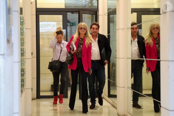 Laeticia Hallyday, avec son agent Laurence Favalelli, sort d'un rendez-vous avec Sébastien Farran à Paris le 16 octobre 2018.