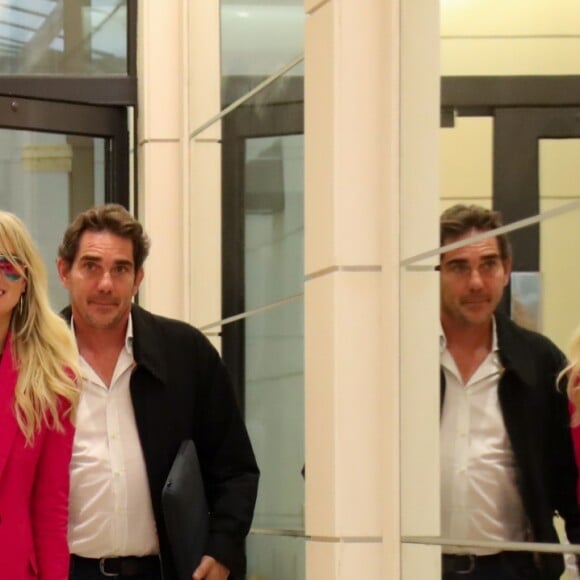 Laeticia Hallyday, avec son agent Laurence Favalelli, sort d'un rendez-vous avec Sébastien Farran à Paris le 16 octobre 2018.