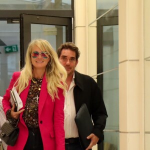 Laeticia Hallyday, avec son agent Laurence Favalelli, sort d'un rendez-vous avec Sébastien Farran à Paris le 16 octobre 2018.