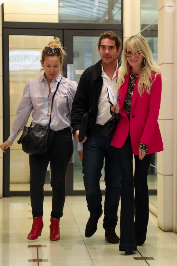 Laeticia Hallyday, avec son agent Laurence Favalelli, sort d'un rendez-vous avec Sébastien Farran à Paris le 16 octobre 2018.