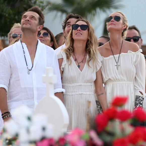 Laeticia Hallyday, Laura Smet et David Hallyday lors des obsèques de Johnny Hallyday au cimetière de Lorient à Saint-Barthélemy, le 11 décembre 2017.