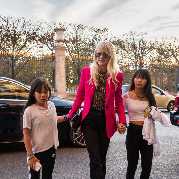 Laeticia Hallyday récupère ses filles devant le domicile de son amie Anne Marcassus puis lui rend visite à Paris le 16 octobre 2018.