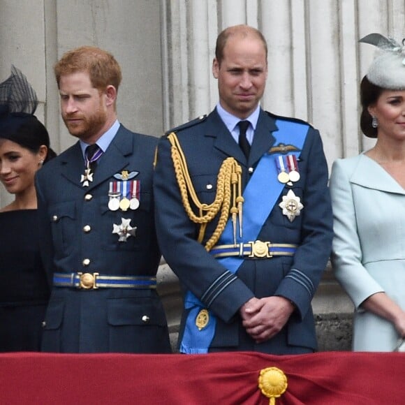 Le prince Harry et la duchesse Meghan de Sussex, le prince William et la duchesse Catherine de Cambridge au balcon du palais de Buckingham le 10 juillet 2018 à Londres lors de la parade pour le centenaire de la RAF.