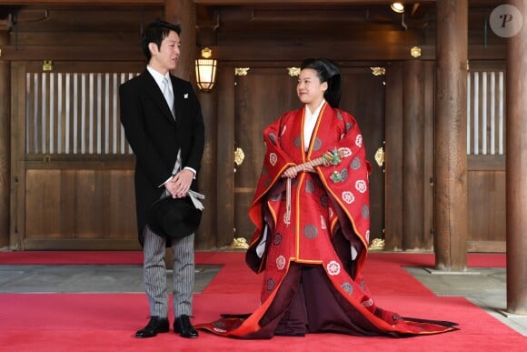 La princesse Ayako de Takamado a célébré le 29 octobre 2018 son mariage avec Kei Moriya au sanctuaire Meiju à Tokyo. Ici, le couple ressort du temple après la cérémonie privée.