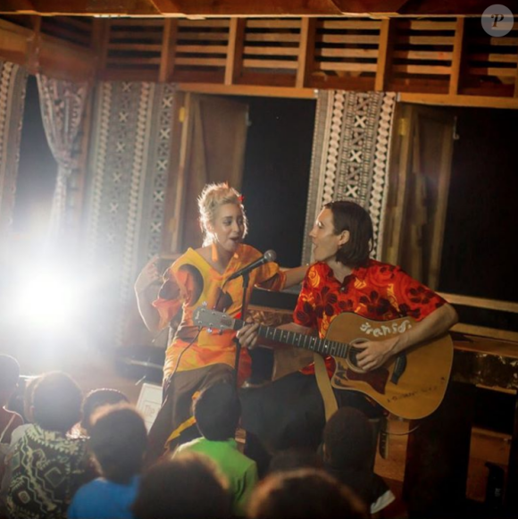 Jazmin Grace Grimaldi avec Ian Mellencamp donnant un concert au village Naidi dans les Îles Fidji, photo publiée sur son compte Instagram le 19 octobre 2018 pour leurs deux ans d'amour.