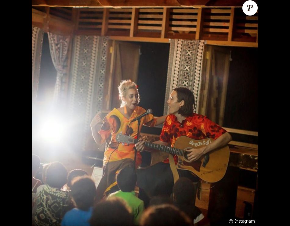 Jazmin Grace Grimaldi avec Ian Mellencamp donnant un concert au village Naidi dans les Îles Fidji, photo publiée sur son compte Instagram le 19 octobre 2018 pour leurs deux ans d&#039;amour.