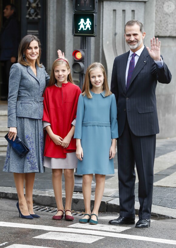 La princesse Leonor des Asturies a prononcé, en présence de son père le roi Felipe VI d'Espagne, sa mère la reine Letizia et sa soeur l'infante Sofia, son premier discours en acte officiel le 31 octobre 2018 à l'occasion du 40e anniversaire de la Constitution espagnole, célébré à l'Institut Cervantes à Madrid.