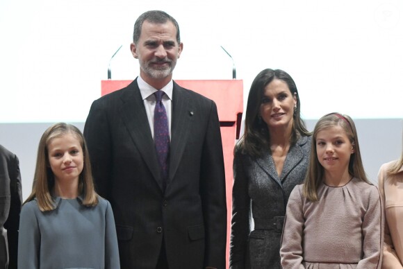 La princesse Leonor des Asturies a prononcé, en présence de son père le roi Felipe VI d'Espagne, sa mère la reine Letizia et sa soeur l'infante Sofia, son premier discours en acte officiel le 31 octobre 2018 à l'occasion du 40e anniversaire de la Constitution espagnole, célébré à l'Institut Cervantes à Madrid.