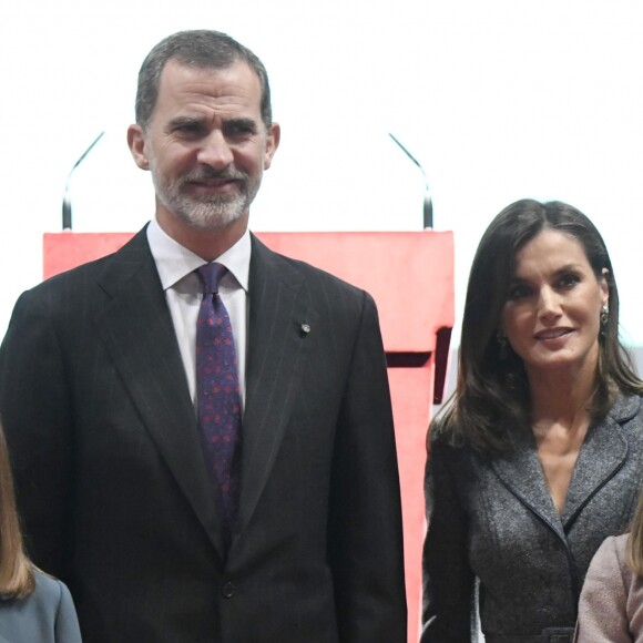 La princesse Leonor des Asturies a prononcé, en présence de son père le roi Felipe VI d'Espagne, sa mère la reine Letizia et sa soeur l'infante Sofia, son premier discours en acte officiel le 31 octobre 2018 à l'occasion du 40e anniversaire de la Constitution espagnole, célébré à l'Institut Cervantes à Madrid.