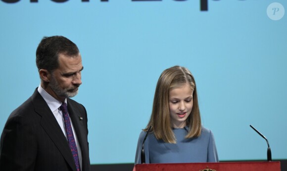 Leonor lors de son discours, sous le regard de son père Felipe. La princesse Leonor des Asturies a prononcé, en présence de son père le roi Felipe VI d'Espagne, sa mère la reine Letizia et sa soeur l'infante Sofia, son premier discours en acte officiel le 31 octobre 2018 à l'occasion du 40e anniversaire de la Constitution espagnole, célébré à l'Institut Cervantes à Madrid.