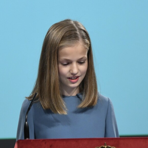 Leonor lors de son discours, sous le regard de son père Felipe. La princesse Leonor des Asturies a prononcé, en présence de son père le roi Felipe VI d'Espagne, sa mère la reine Letizia et sa soeur l'infante Sofia, son premier discours en acte officiel le 31 octobre 2018 à l'occasion du 40e anniversaire de la Constitution espagnole, célébré à l'Institut Cervantes à Madrid.