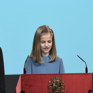 Leonor lors de son discours, sous le regard de son père Felipe. La princesse Leonor des Asturies a prononcé, en présence de son père le roi Felipe VI d'Espagne, sa mère la reine Letizia et sa soeur l'infante Sofia, son premier discours en acte officiel le 31 octobre 2018 à l'occasion du 40e anniversaire de la Constitution espagnole, célébré à l'Institut Cervantes à Madrid.