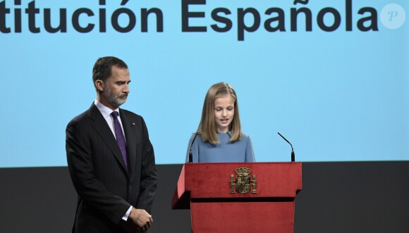 Leonor lors de son discours, sous le regard de son père Felipe. La princesse Leonor des Asturies a prononcé, en présence de son père le roi Felipe VI d'Espagne, sa mère la reine Letizia et sa soeur l'infante Sofia, son premier discours en acte officiel le 31 octobre 2018 à l'occasion du 40e anniversaire de la Constitution espagnole, célébré à l'Institut Cervantes à Madrid.