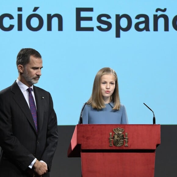 Leonor lors de son discours, sous le regard de son père Felipe. La princesse Leonor des Asturies a prononcé, en présence de son père le roi Felipe VI d'Espagne, sa mère la reine Letizia et sa soeur l'infante Sofia, son premier discours en acte officiel le 31 octobre 2018 à l'occasion du 40e anniversaire de la Constitution espagnole, célébré à l'Institut Cervantes à Madrid.