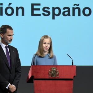 Leonor lors de son discours, sous le regard de son père Felipe. La princesse Leonor des Asturies a prononcé, en présence de son père le roi Felipe VI d'Espagne, sa mère la reine Letizia et sa soeur l'infante Sofia, son premier discours en acte officiel le 31 octobre 2018 à l'occasion du 40e anniversaire de la Constitution espagnole, célébré à l'Institut Cervantes à Madrid.