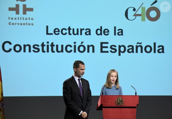 Leonor lors de son discours, sous le regard de son père Felipe. La princesse Leonor des Asturies a prononcé, en présence de son père le roi Felipe VI d'Espagne, sa mère la reine Letizia et sa soeur l'infante Sofia, son premier discours en acte officiel le 31 octobre 2018 à l'occasion du 40e anniversaire de la Constitution espagnole, célébré à l'Institut Cervantes à Madrid.