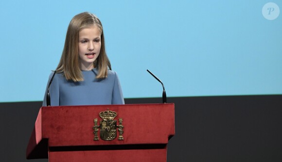 Leonor lors de son discours. La princesse Leonor des Asturies a prononcé, en présence de son père le roi Felipe VI d'Espagne, sa mère la reine Letizia et sa soeur l'infante Sofia, son premier discours en acte officiel le 31 octobre 2018 à l'occasion du 40e anniversaire de la Constitution espagnole, célébré à l'Institut Cervantes à Madrid.