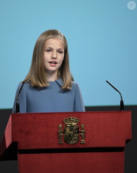 Leonor lors de son discours. La princesse Leonor des Asturies a prononcé, en présence de son père le roi Felipe VI d'Espagne, sa mère la reine Letizia et sa soeur l'infante Sofia, son premier discours en acte officiel le 31 octobre 2018 à l'occasion du 40e anniversaire de la Constitution espagnole, célébré à l'Institut Cervantes à Madrid.