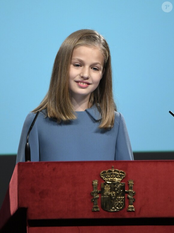 Leonor lors de son discours. La princesse Leonor des Asturies a prononcé, en présence de son père le roi Felipe VI d'Espagne, sa mère la reine Letizia et sa soeur l'infante Sofia, son premier discours en acte officiel le 31 octobre 2018 à l'occasion du 40e anniversaire de la Constitution espagnole, célébré à l'Institut Cervantes à Madrid.