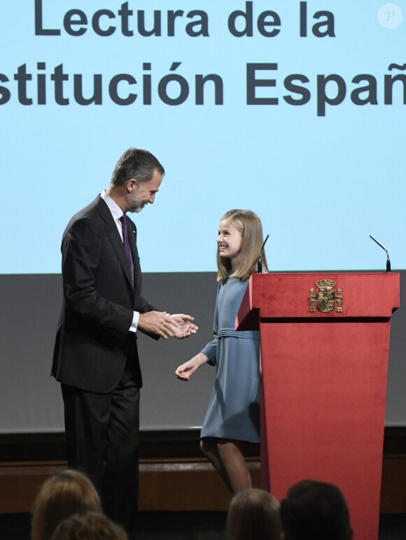 La princesse Leonor des Asturies a prononcé, en présence de son père le roi Felipe VI d'Espagne, sa mère la reine Letizia et sa soeur l'infante Sofia, son premier discours en acte officiel le 31 octobre 2018 à l'occasion du 40e anniversaire de la Constitution espagnole, célébré à l'Institut Cervantes à Madrid.