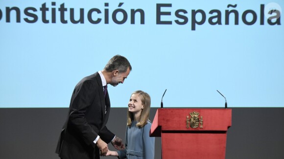 La princesse Leonor des Asturies a prononcé, en présence de son père le roi Felipe VI d'Espagne, sa mère la reine Letizia et sa soeur l'infante Sofia, son premier discours en acte officiel le 31 octobre 2018 à l'occasion du 40e anniversaire de la Constitution espagnole, célébré à l'Institut Cervantes à Madrid.