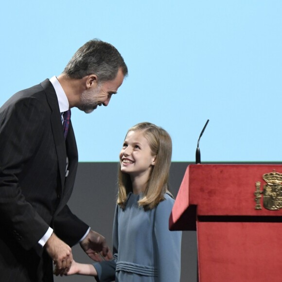 La princesse Leonor des Asturies a prononcé, en présence de son père le roi Felipe VI d'Espagne, sa mère la reine Letizia et sa soeur l'infante Sofia, son premier discours en acte officiel le 31 octobre 2018 à l'occasion du 40e anniversaire de la Constitution espagnole, célébré à l'Institut Cervantes à Madrid.