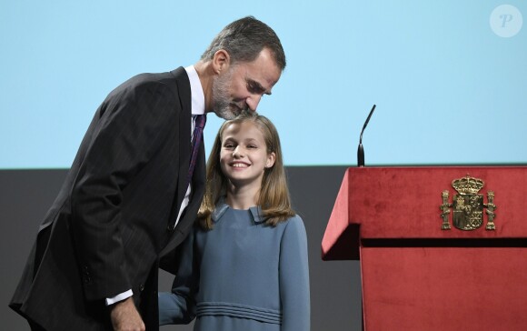 La princesse Leonor des Asturies a prononcé, en présence de son père le roi Felipe VI d'Espagne, sa mère la reine Letizia et sa soeur l'infante Sofia, son premier discours en acte officiel le 31 octobre 2018 à l'occasion du 40e anniversaire de la Constitution espagnole, célébré à l'Institut Cervantes à Madrid.