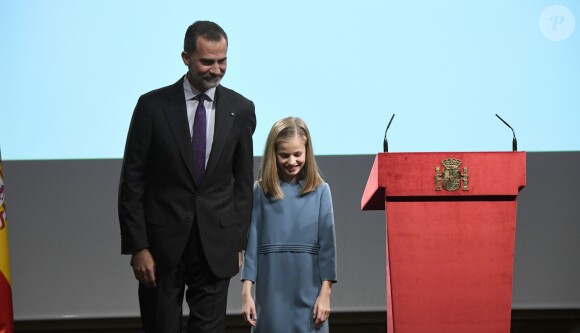 La princesse Leonor des Asturies a prononcé, en présence de son père le roi Felipe VI d'Espagne, sa mère la reine Letizia et sa soeur l'infante Sofia, son premier discours en acte officiel le 31 octobre 2018 à l'occasion du 40e anniversaire de la Constitution espagnole, célébré à l'Institut Cervantes à Madrid.