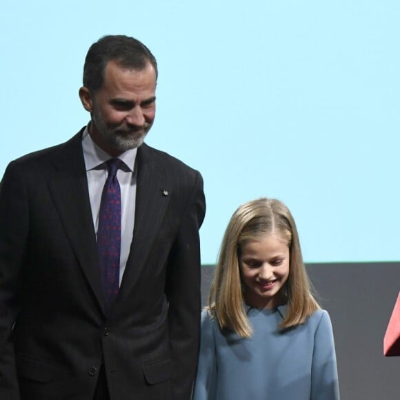 La princesse Leonor des Asturies a prononcé, en présence de son père le roi Felipe VI d'Espagne, sa mère la reine Letizia et sa soeur l'infante Sofia, son premier discours en acte officiel le 31 octobre 2018 à l'occasion du 40e anniversaire de la Constitution espagnole, célébré à l'Institut Cervantes à Madrid.