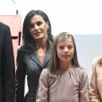  La reine Letizia et l'infante Sofia d'Espagne. La princesse Leonor des Asturies a prononcé, en présence de son père le roi Felipe VI d'Espagne, sa mère la reine Letizia et sa soeur l'infante Sofia, son premier discours en acte officiel le 31 octobre 2018 à l'occasion du 40e anniversaire de la Constitution espagnole, célébré à l'Institut Cervantes à Madrid. 