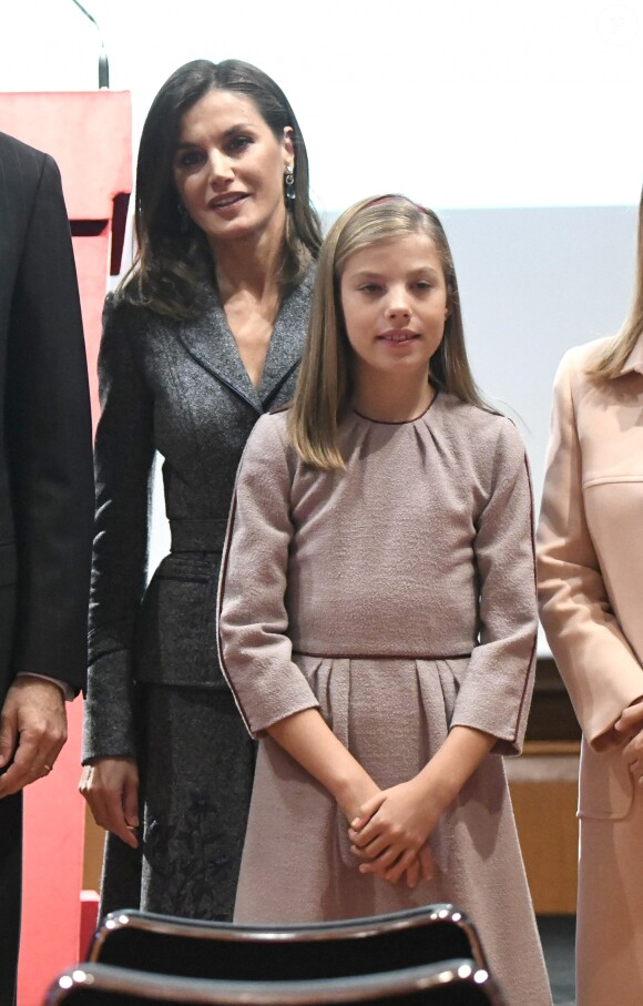 La reine Letizia et l'infante Sofia d'Espagne. La princesse Leonor des Asturies a prononcé, en présence de son père le roi Felipe VI d'Espagne, sa mère la reine Letizia et sa soeur l'infante Sofia, son premier discours en acte officiel le 31 octobre 2018 à l'occasion du 40e anniversaire de la Constitution espagnole, célébré à l'Institut Cervantes à Madrid.