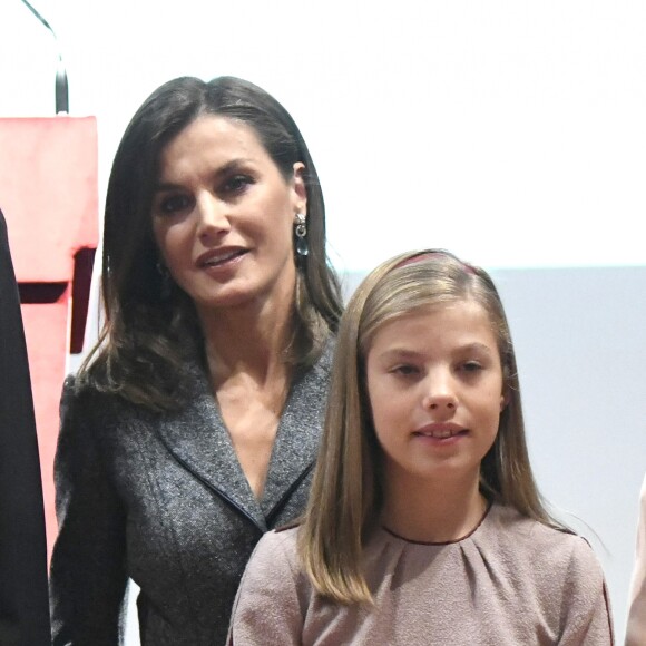 La reine Letizia et l'infante Sofia d'Espagne. La princesse Leonor des Asturies a prononcé, en présence de son père le roi Felipe VI d'Espagne, sa mère la reine Letizia et sa soeur l'infante Sofia, son premier discours en acte officiel le 31 octobre 2018 à l'occasion du 40e anniversaire de la Constitution espagnole, célébré à l'Institut Cervantes à Madrid.