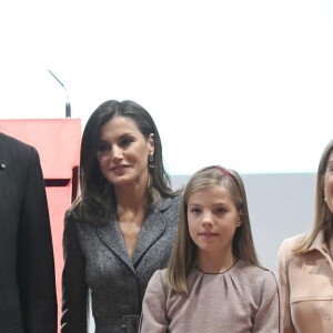 La princesse Leonor des Asturies a prononcé, en présence de son père le roi Felipe VI d'Espagne, sa mère la reine Letizia et sa soeur l'infante Sofia, son premier discours en acte officiel le 31 octobre 2018 à l'occasion du 40e anniversaire de la Constitution espagnole, célébré à l'Institut Cervantes à Madrid.