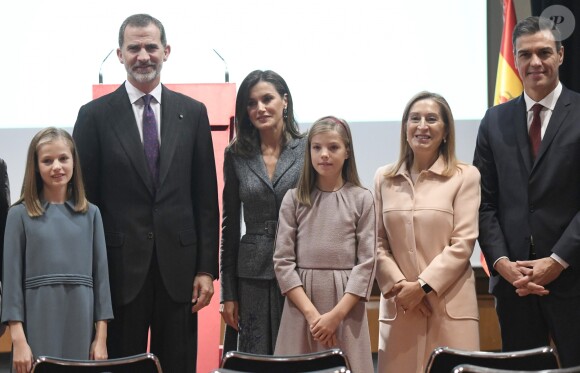 La princesse Leonor des Asturies a prononcé, en présence de son père le roi Felipe VI d'Espagne, sa mère la reine Letizia et sa soeur l'infante Sofia, son premier discours en acte officiel le 31 octobre 2018 à l'occasion du 40e anniversaire de la Constitution espagnole, célébré à l'Institut Cervantes à Madrid.