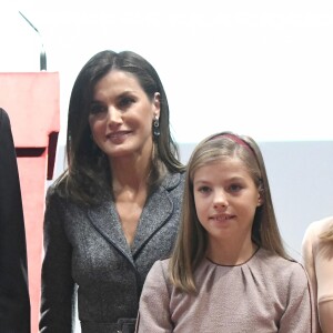 La reine Letizia et l'infante Sofia d'Espagne. La princesse Leonor des Asturies a prononcé, en présence de son père le roi Felipe VI d'Espagne, sa mère la reine Letizia et sa soeur l'infante Sofia, son premier discours en acte officiel le 31 octobre 2018 à l'occasion du 40e anniversaire de la Constitution espagnole, célébré à l'Institut Cervantes à Madrid.