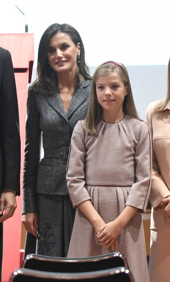 La reine Letizia et l'infante Sofia d'Espagne. La princesse Leonor des Asturies a prononcé, en présence de son père le roi Felipe VI d'Espagne, sa mère la reine Letizia et sa soeur l'infante Sofia, son premier discours en acte officiel le 31 octobre 2018 à l'occasion du 40e anniversaire de la Constitution espagnole, célébré à l'Institut Cervantes à Madrid.