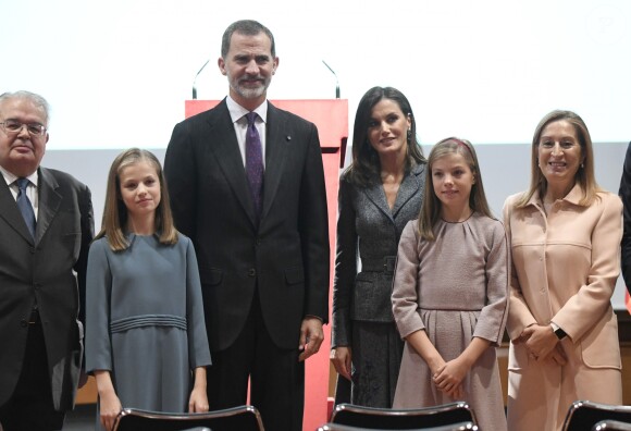 La princesse Leonor des Asturies a prononcé, en présence de son père le roi Felipe VI d'Espagne, sa mère la reine Letizia et sa soeur l'infante Sofia, son premier discours en acte officiel le 31 octobre 2018 à l'occasion du 40e anniversaire de la Constitution espagnole, célébré à l'Institut Cervantes à Madrid.